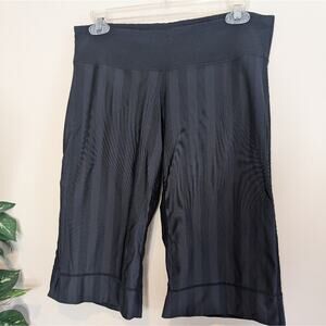 Lululemon Black Striped Clam Digger Athletic Shorts Knee Length Size 10 (Approx)